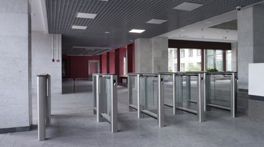 speedgates vereinzelungsanlage zutrittskontrolle zutrittssysteme personenvereinzelung schnell sicher